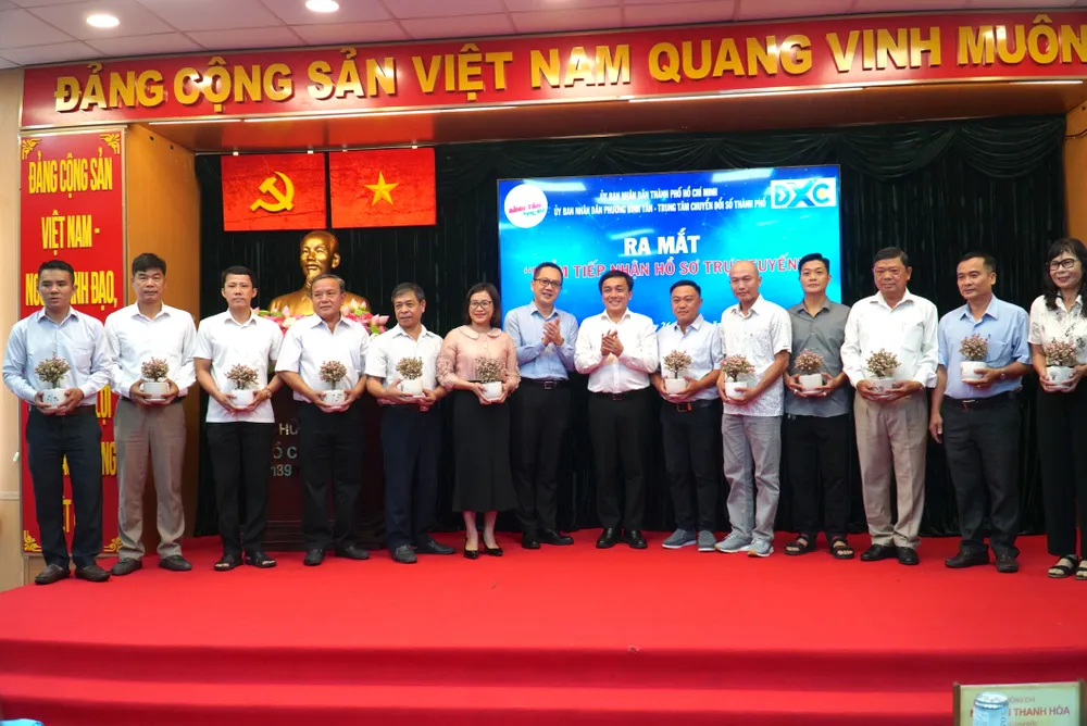 Phường Bình Tân ra mắt 12 điểm tiếp nhận hồ sơ trực tuyến ở khu phố. Ảnh: L.THOA Chuyển đổi số tận cửa nhà: Phường Bình Tân 'giao KPI' cho từng cán bộ, đảng viên