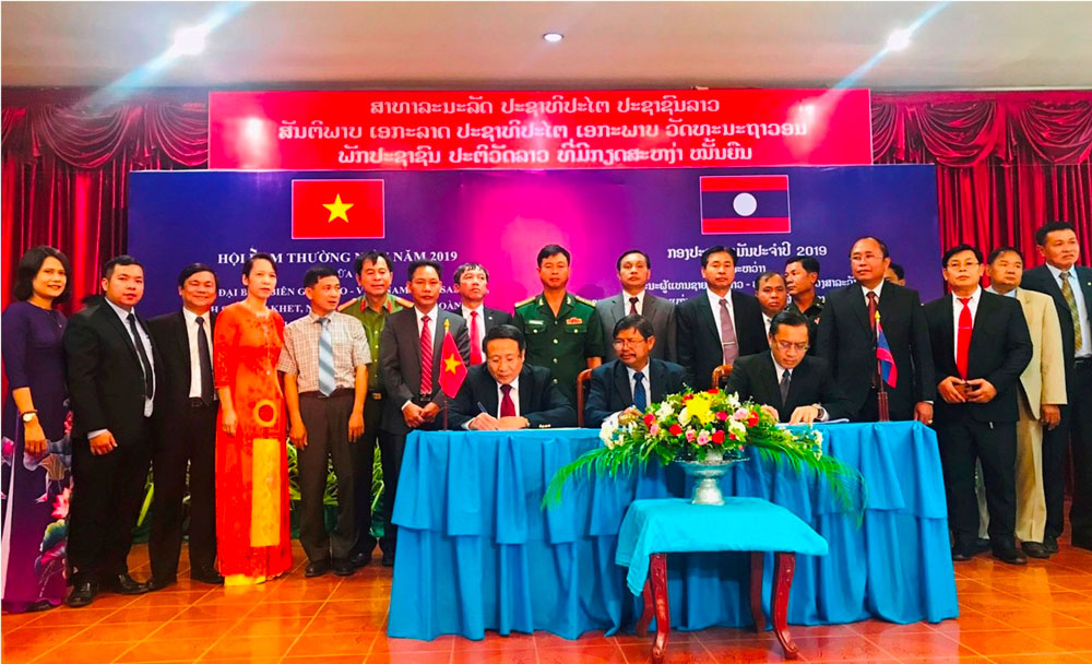 Lãnh đạo 3 tỉnh Quảng Trị, Savannakhet, Salavan ký kết các nội dung hợp tác tại buổi hội đàm thường niên. Ảnh: TIẾN NHẤT Lãnh đạo 3 tỉnh Quảng Trị, Savannakhet, Salavan ký kết các nội dung hợp tác tại buổi hội đàm thường niên. Ảnh: TIẾN NHẤT