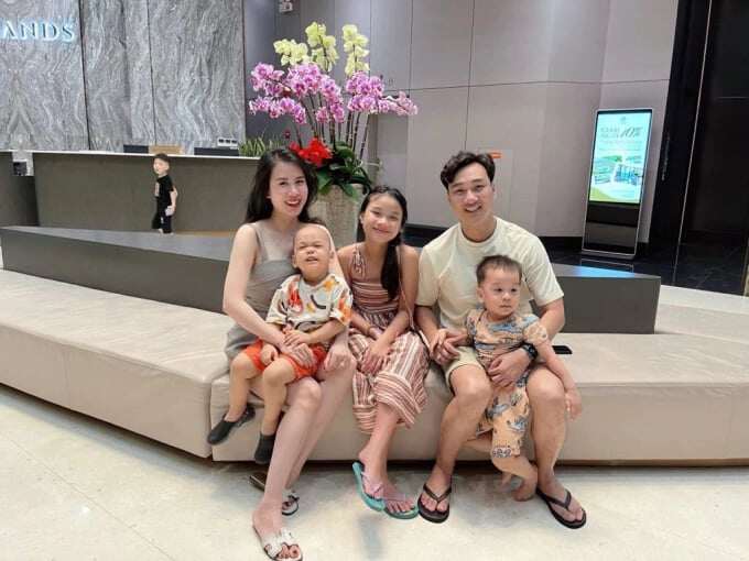 Cô bé Zon có mối quan hệ tốt đẹp với gia đình mới của bố.