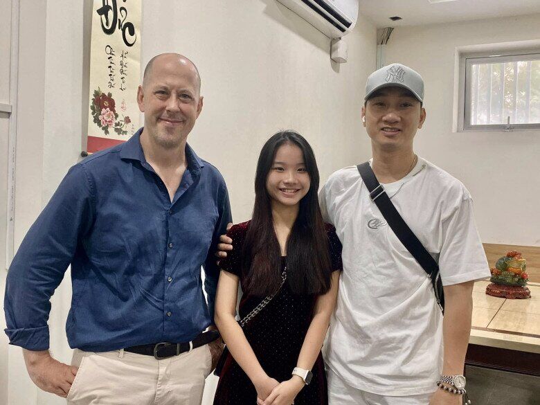 MC Thành Trung và chồng mới của vợ cũ thân thiết, thoải mái chụp ảnh chung khi gặp nhau.