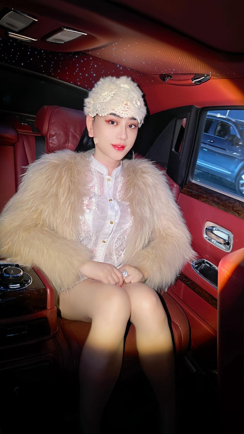 Sao Việt 24h: MC Thành Trung hiếm hoi chung khung hình với chồng Tây của vợ cũ, ca sĩ Thu Phượng nói đã amp;#34;đến đíchamp;#34; - 11