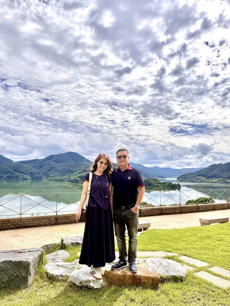 Sao Việt 24h: MC Thành Trung hiếm hoi chung khung hình với chồng Tây của vợ cũ, ca sĩ Thu Phượng nói đã amp;#34;đến đíchamp;#34; - 12