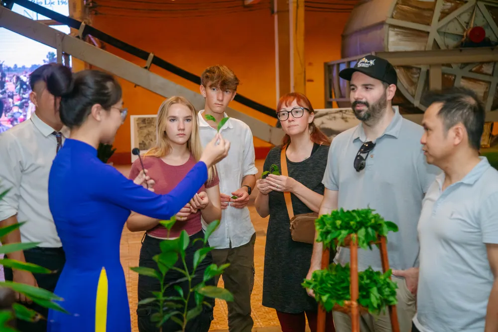 Đoàn khách quốc tế đến tham quan nhà máy chè 1927 và tìm hiểu quy trình sản xuất trà. Du khách cùng thuyết minh viên tìm hiểu về trà (4).jpg