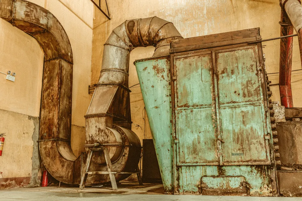 Cách thổi gió vào bên trong để làm héo chè sẽ từ 10 - 12 tiếng, công đoạn này tốn nhiều thời gian và nhân công. Vì vậy, sau này đã sử dụng khí nóng từ lò nhiệt để đẩy nhanh quá trình làm héo giúp trà thoát bớt hơi nước, giảm sức căng của tế bào chè, tăng độ dai thuận tiện cho việc định hình sản phẩm. Lò đốt nhiệt làm héo.jpg