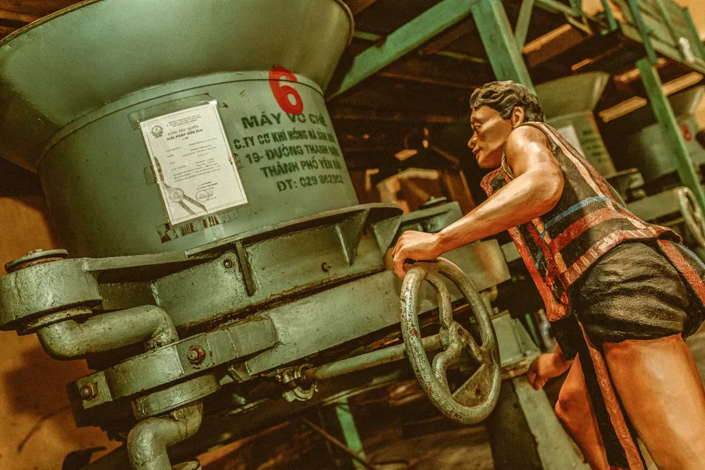 Cối vò chè hiện đại, trà sau khi được cắt theo băng truyền vào bên trong máy vo tròn và được định hình thành những viên tròn có kích thước nhỏ. Cối vò chè - Quy trình truyền thống.jpg