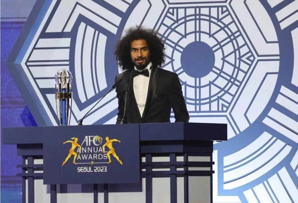 Tuyển thủ Qatar Akram Afif tranh danh hiệu cùng tuyển thủ Malaysia Aiman Hanapi. Nếu Afif được chọn thì anh sẽ có 3 lần liên tiếp Cầu thủ châu Á xuất sắc nhất. Ảnh: AFC Cac- danh- hieu.jpg