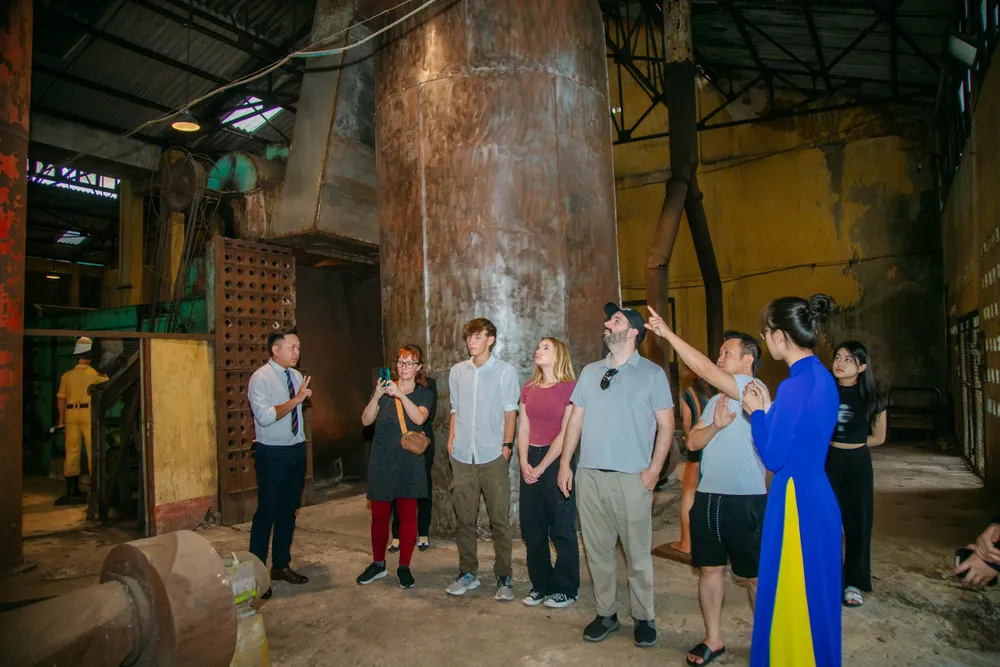 Du khách quốc tế tìm hiểu về lò đốt nhiệt. Tìm hiểu công đoạn Lò đốt nhiệt - Quy trình truyền thống.jpg