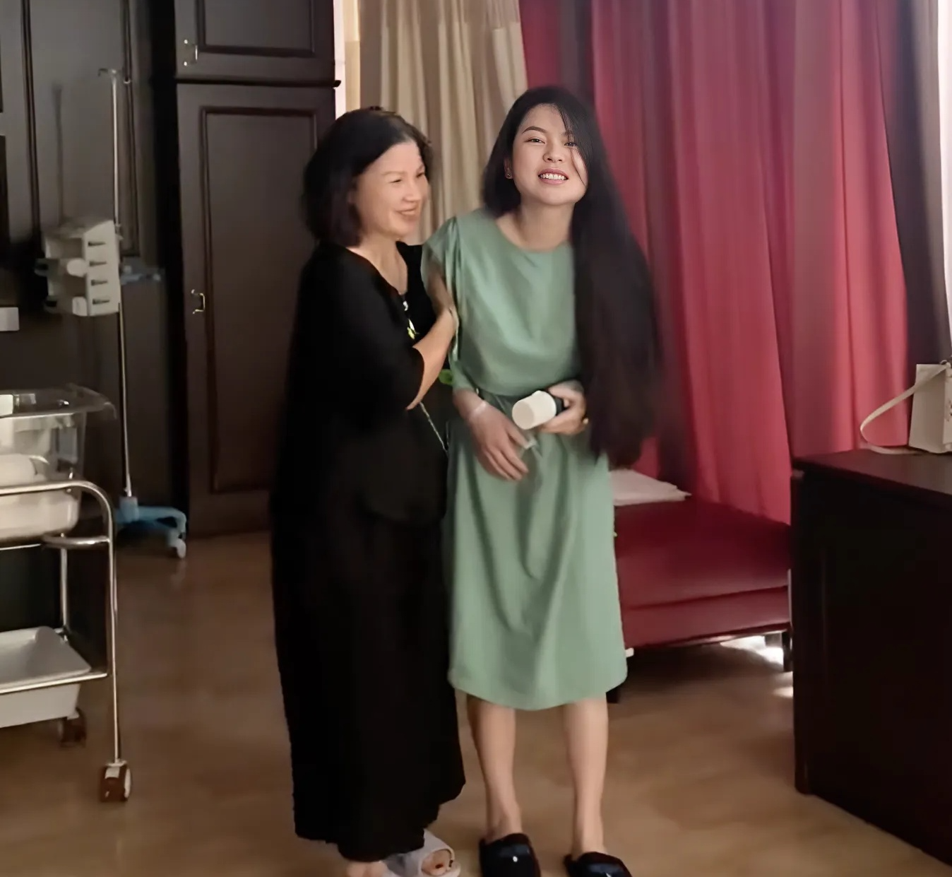 Mái tóc rũ rượi chấm đất của Chu Thanh Huyền kích hoạt những cái 