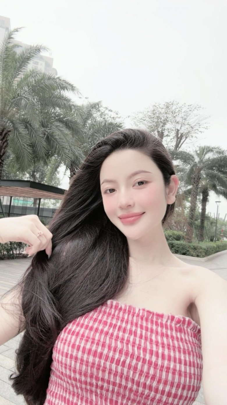 Mái tóc rũ rượi chấm đất của Chu Thanh Huyền kích hoạt những cái 