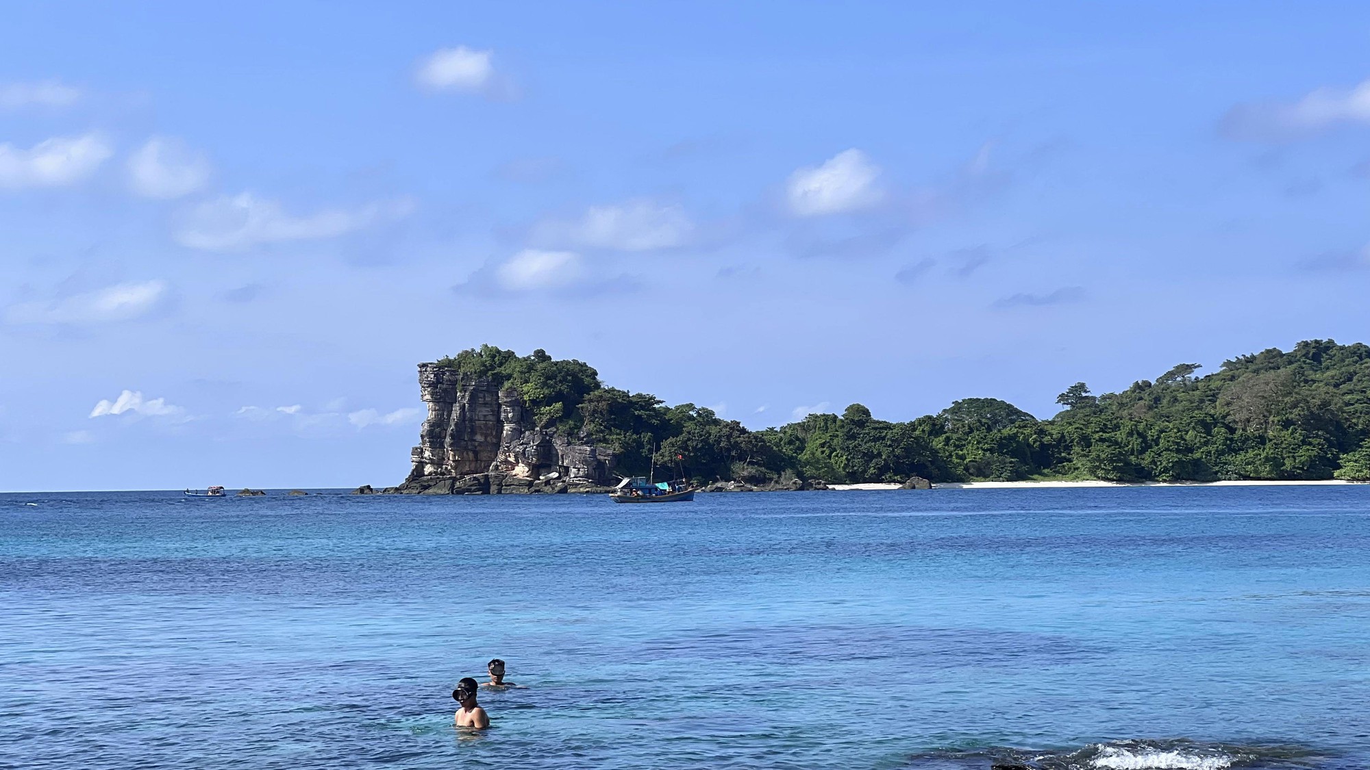 Cuộc thi viết về chủ quyền: Về nơi đầu sóng - Ảnh 3. Cuộc thi viết về chủ quyền: Về nơi đầu sóng - Ảnh 3.