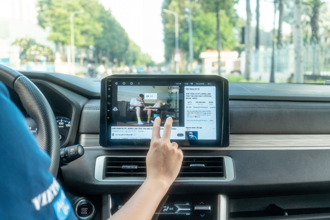 Thao tác đa chạm thông minh trên màn hình Teyes. Ảnh: Vietmap