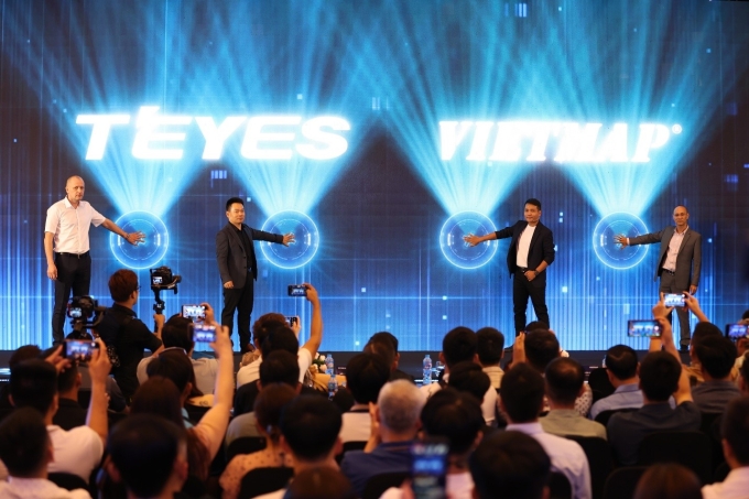 Đại diện Teyes và Vietmap tại một sự kiện. Ảnh: Vietmap