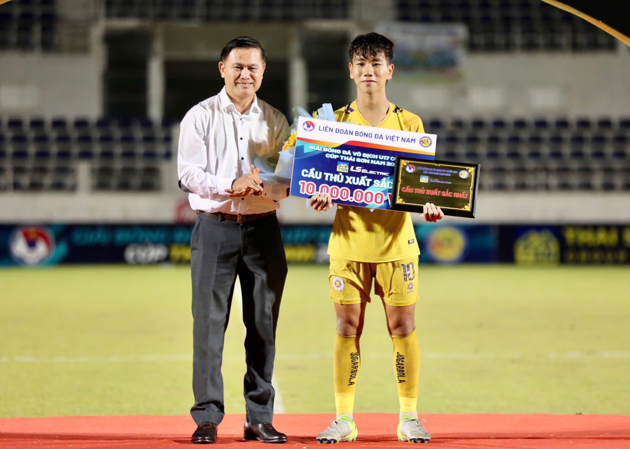 Thuyền trưởng đội U.17 Việt Nam giúp U.17 Hà Nội vô địch quốc gia - Ảnh 3.