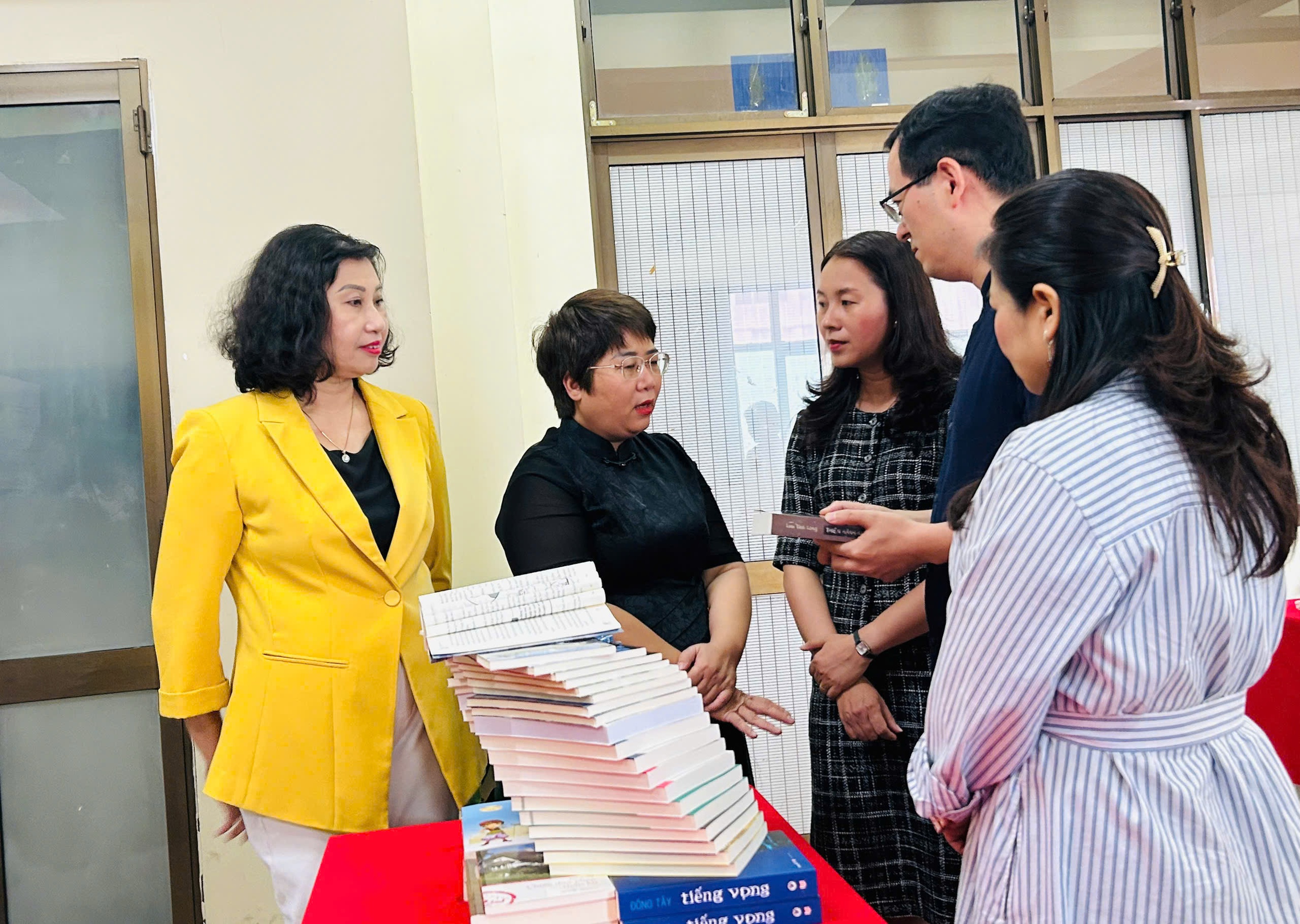 'Lan tỏa yêu thương' cùng tủ sách do Chibooks và Tổng lãnh sự quán Trung Quốc trao tặng 3 'Lan tỏa yêu thương' cùng tủ sách do Chibooks cùng Tổng lãnh sự quán Trung Quốc trao tặng - Ảnh 1.