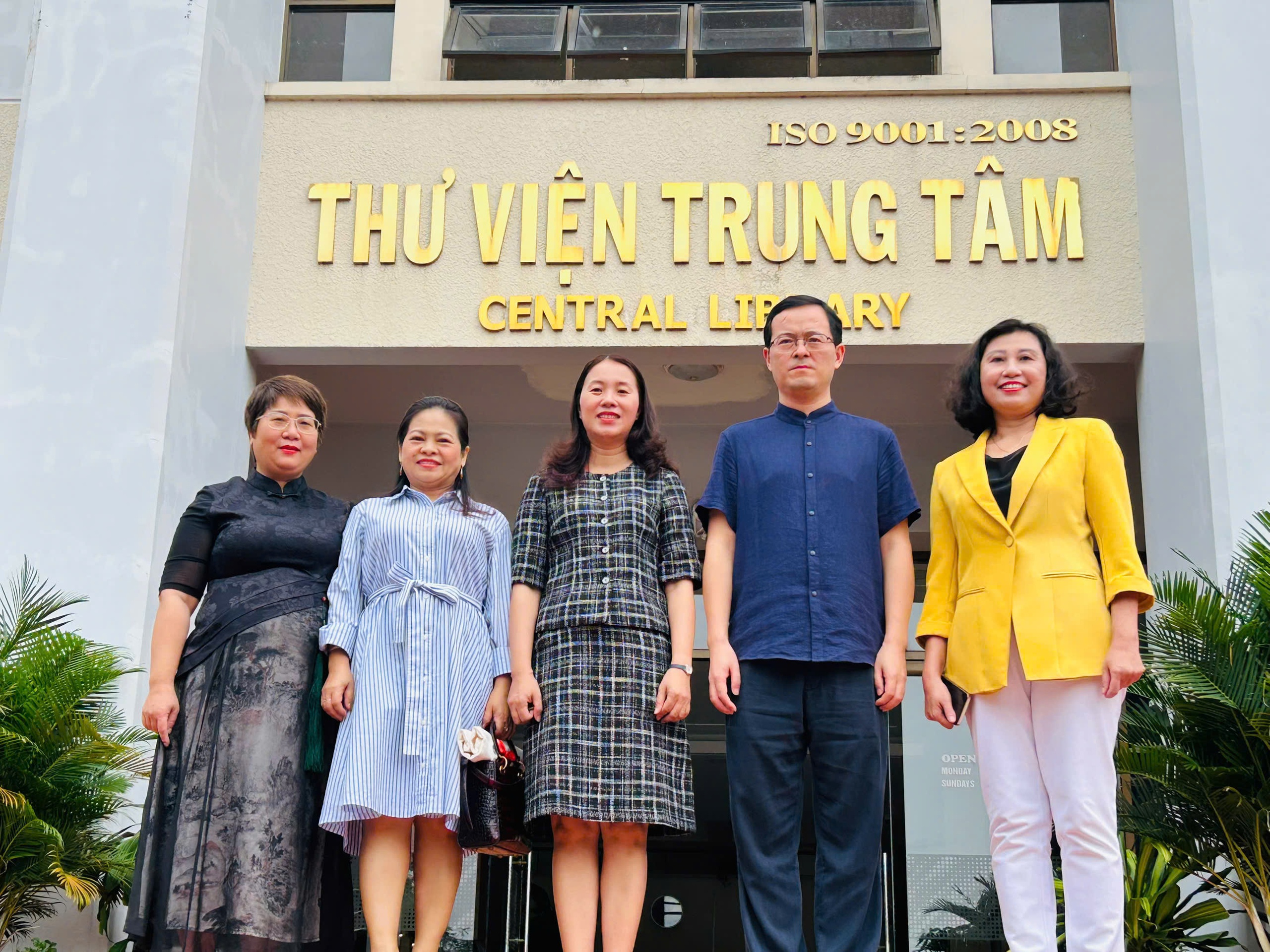 'Lan tỏa yêu thương' cùng tủ sách do Chibooks và Tổng lãnh sự quán Trung Quốc trao tặng 2 'Lan tỏa yêu thương' cùng tủ sách do Chibooks cùng Tổng lãnh sự quán Trung Quốc trao tặng - Ảnh 2.
