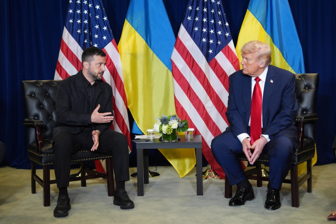 Tổng thống Mỹ Donald Trump (phải) và Tổng thống Ukraine Volodymyr Zelensky tại cuộc gặp ở New York ngày 23/9. Ảnh: AP
