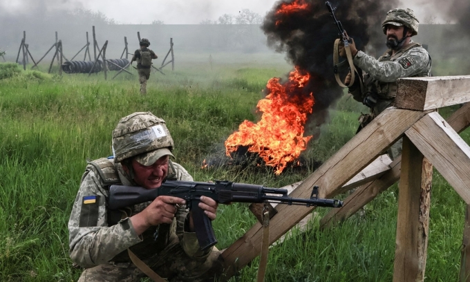 Tân binh Ukraine tham gia huấn luyện tại một địa điểm không được tiết lộ trên tiền tuyến ở vùng Zaporizhzhia hồi tháng 5. Ảnh: AFP