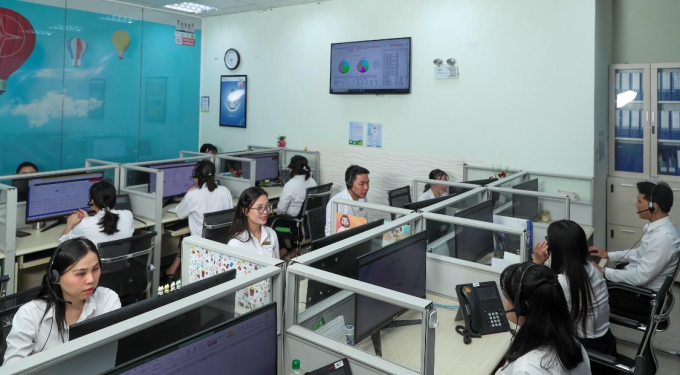 Tổng đài của trung tâm CSKH hoạt động 24/7, sẵn sàng giải đáp mọi thắc mắc của khách hàng sử dụng điện. Ảnh: EVNSPC