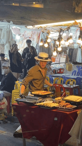 Bất ngờ với danh tính "tổng tài bán phô mai nướng" ở chợ Đà Lạt nổi như cồn ở hiện tại - Ảnh 6.