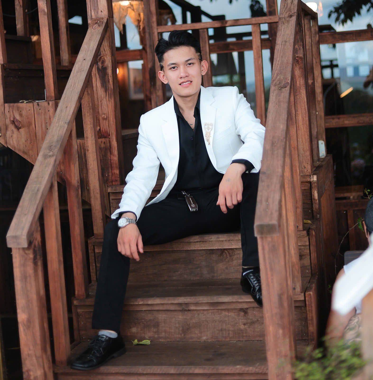 Bất ngờ với danh tính "tổng tài bán phô mai nướng" ở chợ Đà Lạt nổi như cồn ở hiện tại - Ảnh 7.