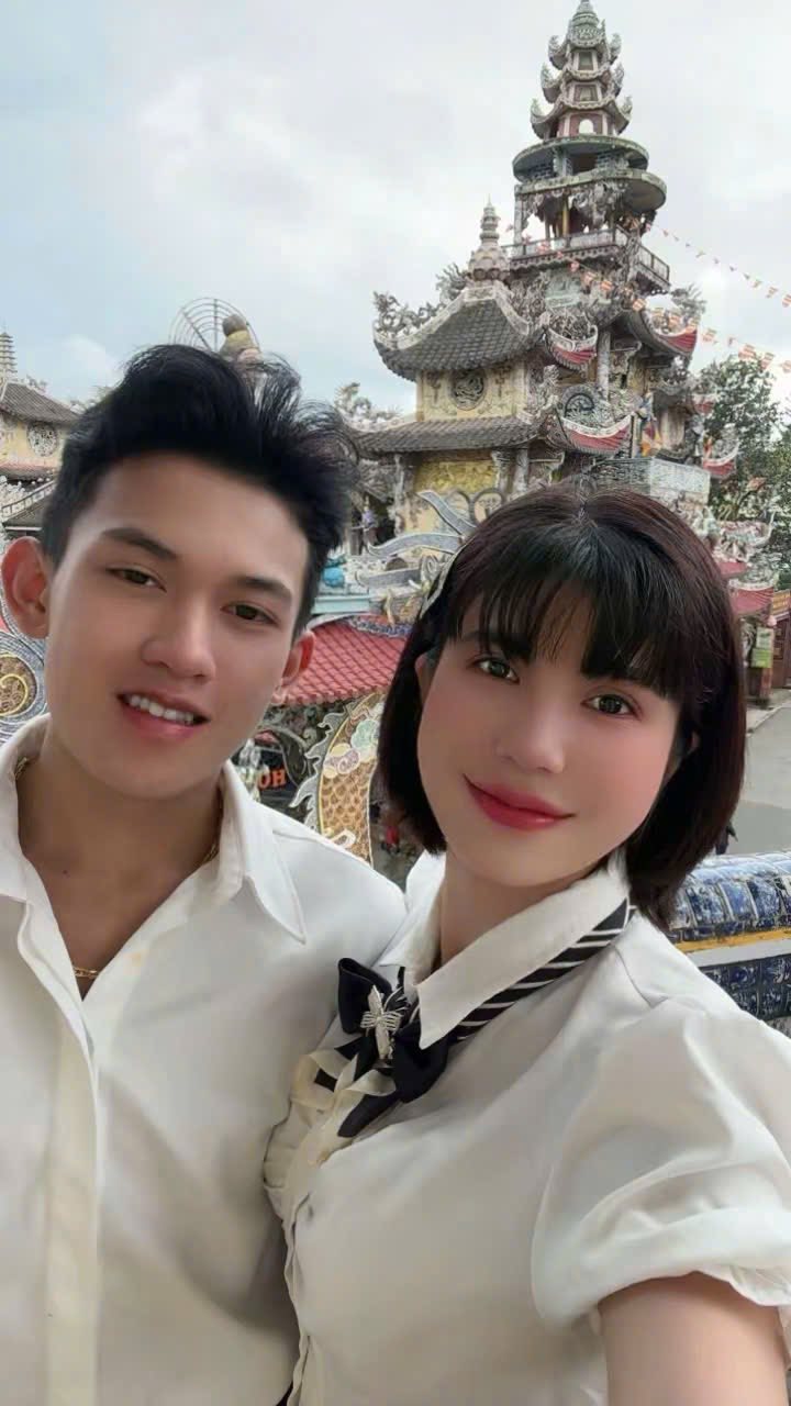 Bất ngờ với danh tính "tổng tài bán phô mai nướng" ở chợ Đà Lạt nổi như cồn ở hiện tại - Ảnh 8.