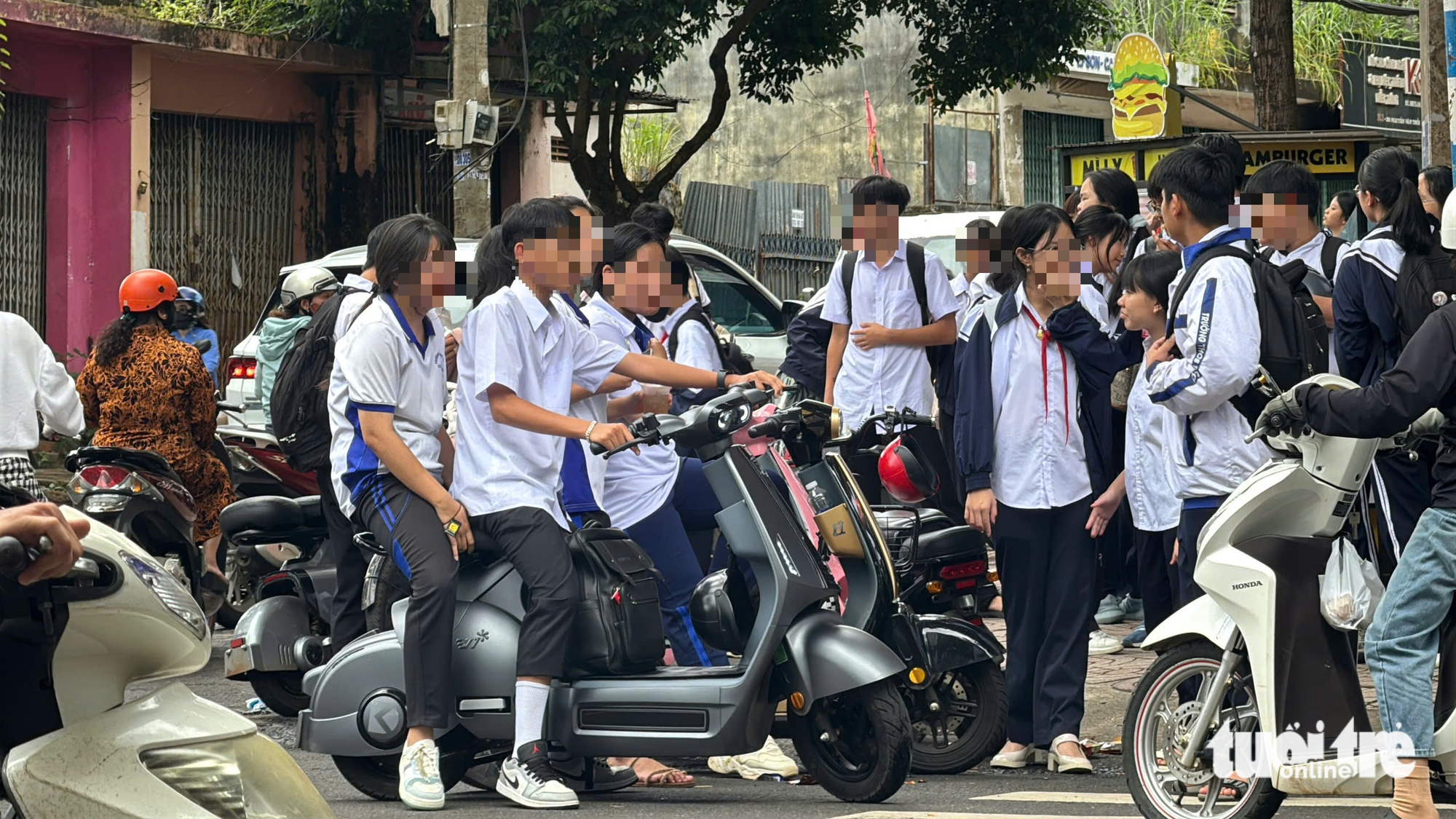 Lo ngại trước tình trạng tai nạn giao thông trong học sinh cao- Ảnh 6. Liên tiếp học sinh gặp tai nạn giao thông ở Đắk Lắk, 39 em tử vong trong 9 tháng - Ảnh 6.