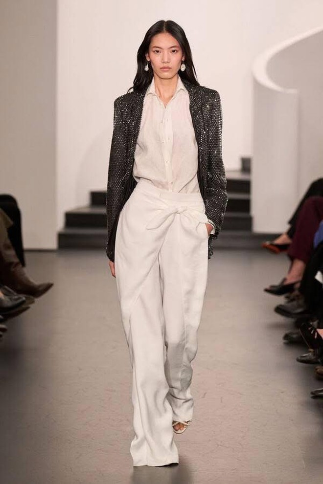 Suit, váy ngắn, đầm bodycon giúp nàng chiếm trọn spotlight 2 Suit, váy ngắn, đầm bodycon giúp nàng chiếm trọn spotlight - Ảnh 2.