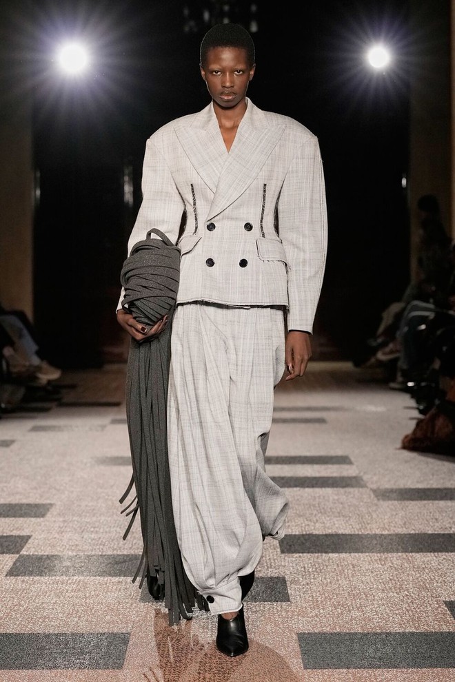 Suit, váy ngắn, đầm bodycon giúp nàng chiếm trọn spotlight 4 Suit, váy ngắn, đầm bodycon giúp nàng chiếm trọn spotlight - Ảnh 4.