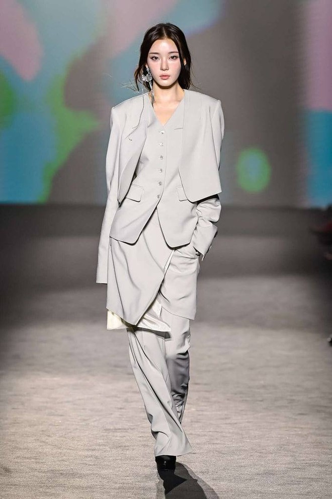 Suit, váy ngắn, đầm bodycon giúp nàng chiếm trọn spotlight 3 Suit, váy ngắn, đầm bodycon giúp nàng chiếm trọn spotlight - Ảnh 3.