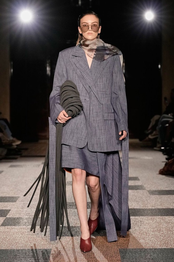 Suit, váy ngắn, đầm bodycon giúp nàng chiếm trọn spotlight 7 Suit, váy ngắn, đầm bodycon giúp nàng chiếm trọn spotlight - Ảnh 7.