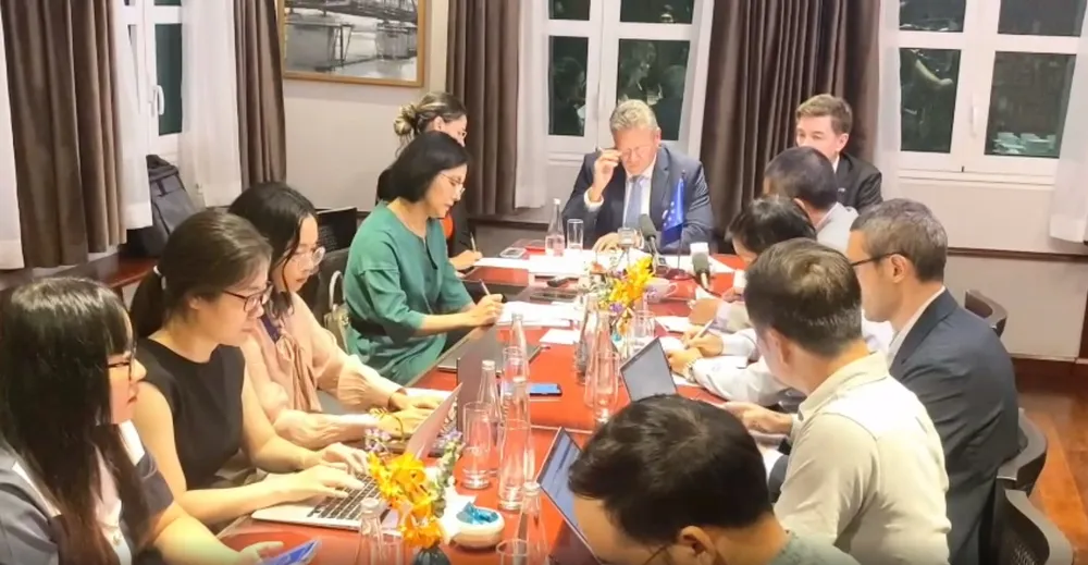 Cao ủy Thương mại và An ninh kinh tế EU Maros Sefcovic trao đổi thông tin với báo chí, ngày 26-9. Ảnh: NGỌC DIỆP 2609EU1.jpg