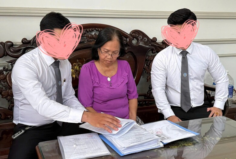 Vợ Đức Tiến và mẹ chồng đưa nhau ra tòa xét xử, khẳng định đây không phải là cuộc chiến giành tài sản 3 Bà Ánh - mẹ Đức Tiến làm việc với các luật sư đại diện.