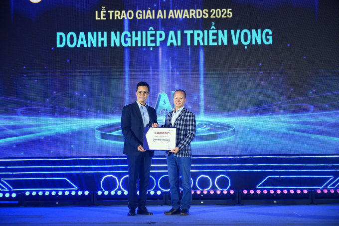 Đại diện Phenikaa-X nhận giải Doanh nghiệp AI triển vọng. Ảnh: Lưu Quý