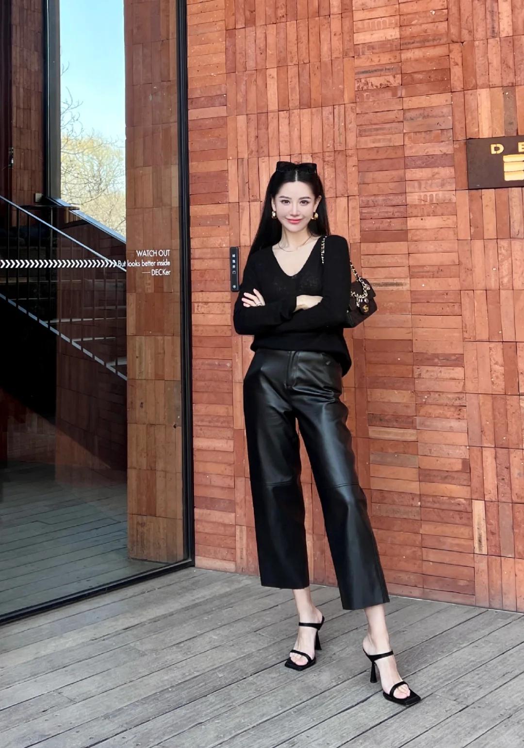 Mùa thu này, phụ nữ U40 chỉ cần style tối giản là đủ toát khí chất thượng lưu - Ảnh 2.