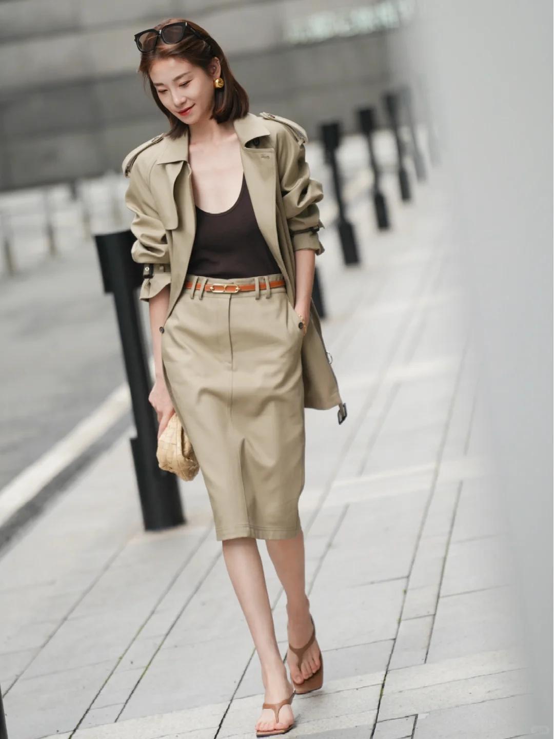 Mùa thu này, phụ nữ U40 chỉ cần style tối giản là đủ toát khí chất thượng lưu - Ảnh 9.