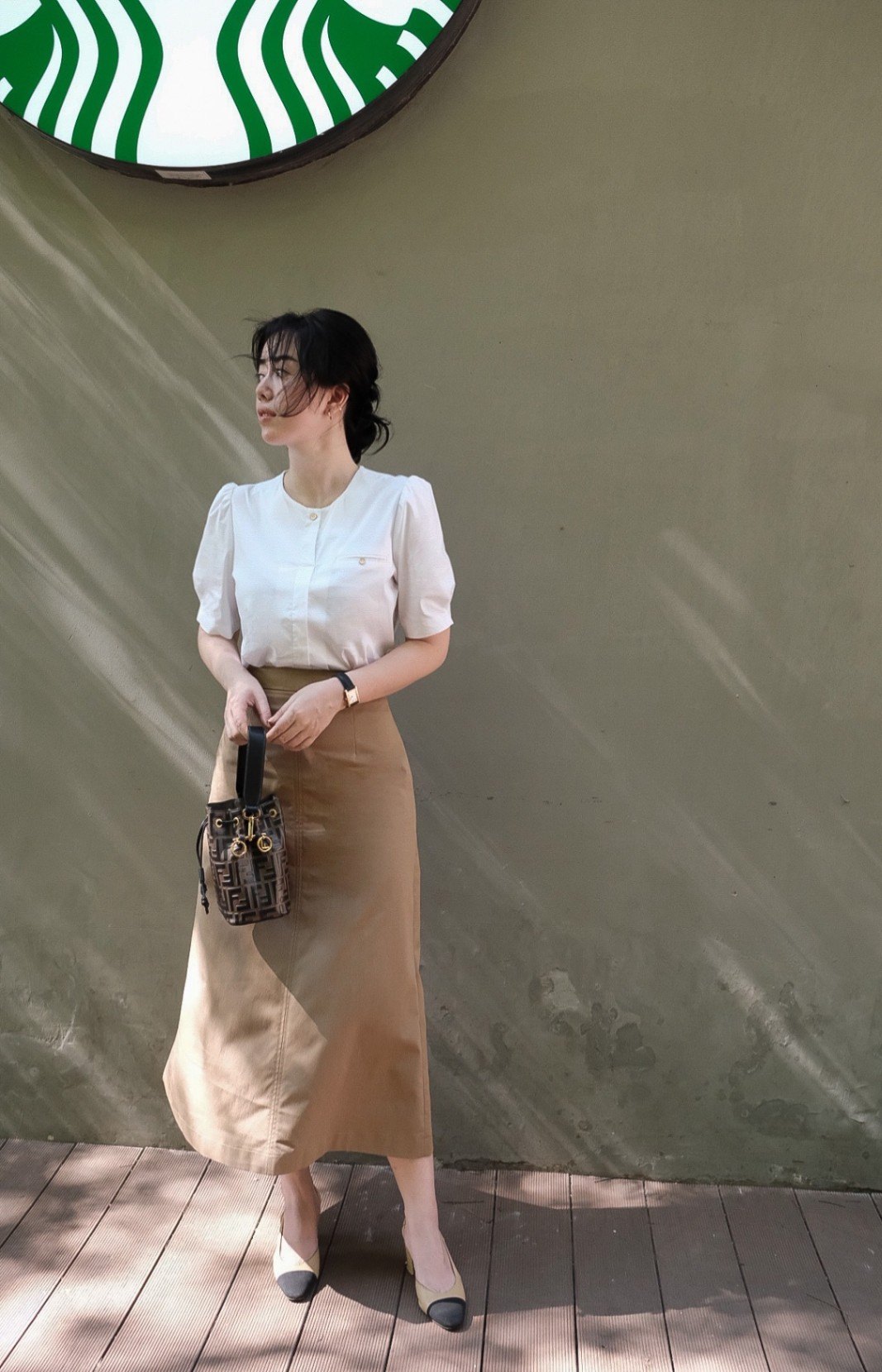 Mùa thu này, phụ nữ U40 chỉ cần style tối giản là đủ toát khí chất thượng lưu - Ảnh 13.