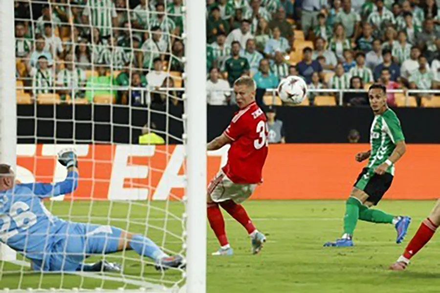 Antony ghi bàn vào lưới Nottingham Forest. ẢNH: EPA ngoi-sao-bi-mu-ruong-bo-toa-sang-ruc-ro-o-tay-ban-nha.jpg