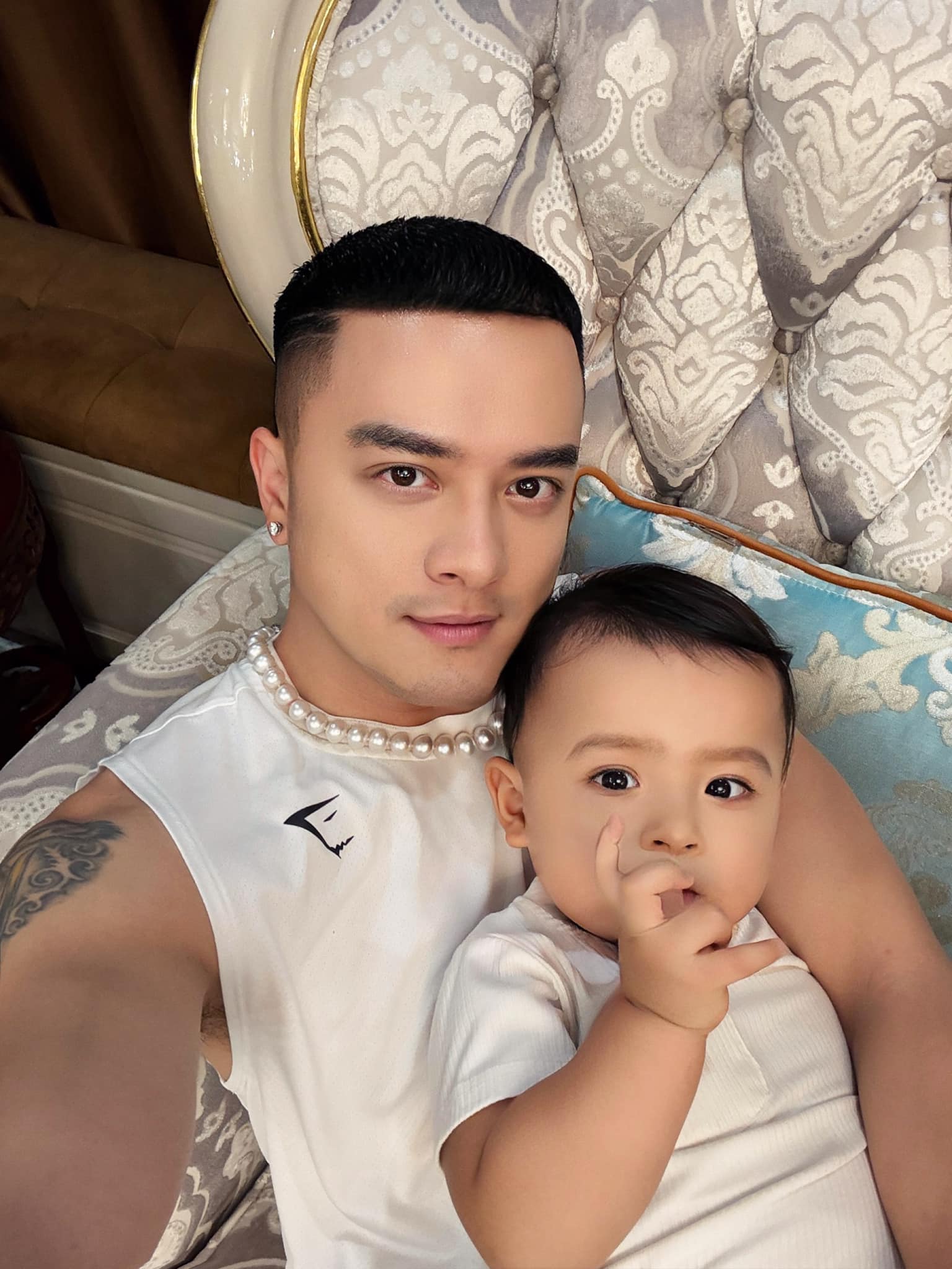 Con trai Cao Thái Sơn kháu khỉnh điển trai y chang bố, lớn lên khỏe mạnh dù kết quả siêu âm từng không ổn - Ảnh 2.