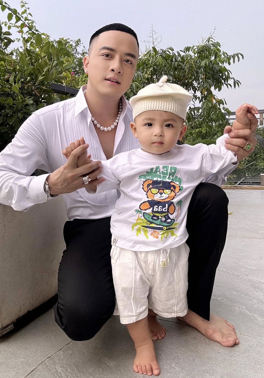 Con trai Cao Thái Sơn kháu khỉnh điển trai y chang bố, lớn lên khỏe mạnh dù kết quả siêu âm từng không ổn - Ảnh 3.