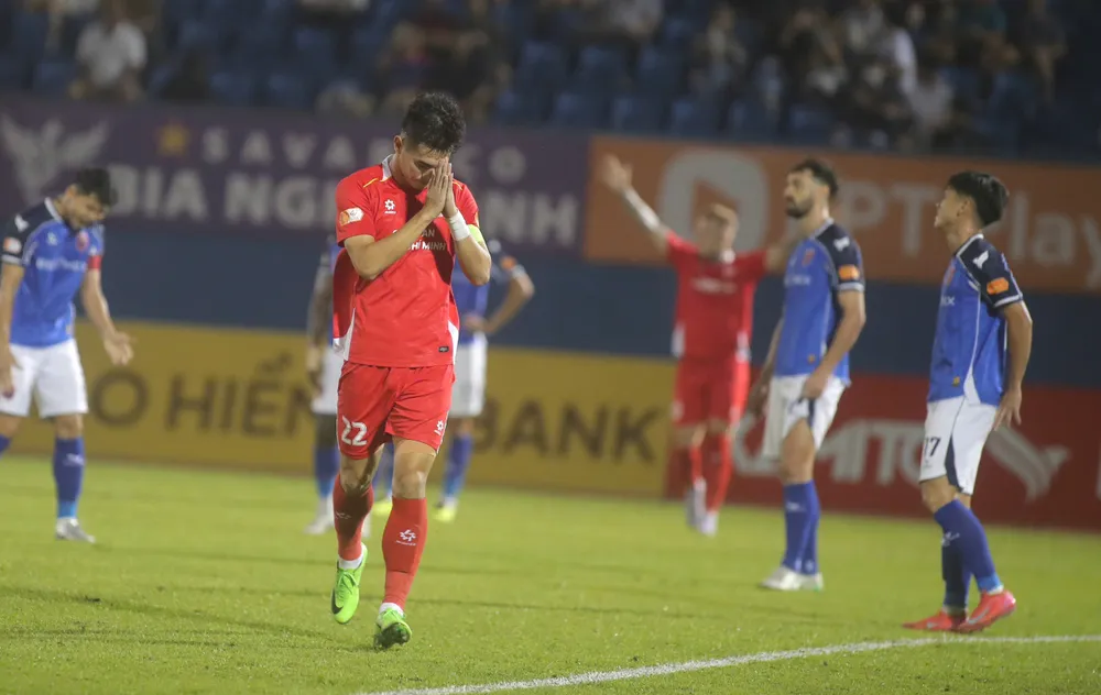 Tiến Linh sau bàn mở điểm cho CLB Công an TP.HCM vào lưới đội bóng cũ. Ảnh: CCT. tan-binh-vuot-mui-nha-duong-kim-vo-dich-v-league-va-bat-ngo-o-vong-4 (4).jpg