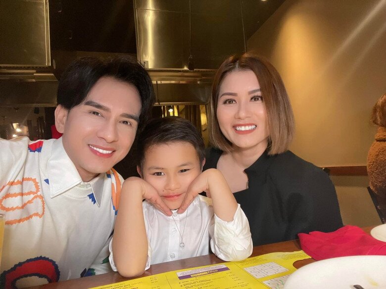 Con trai của Đan Trường "từ chối" nhà cao cửa rộng ở Mỹ, là thiếu gia "ngậm thìa vàng" nhưng vẫn rửa bát hàng ngày 2 Đan Trường và vợ cũ có mối quan hệ tốt, cùng nhau chăm sóc con trai.