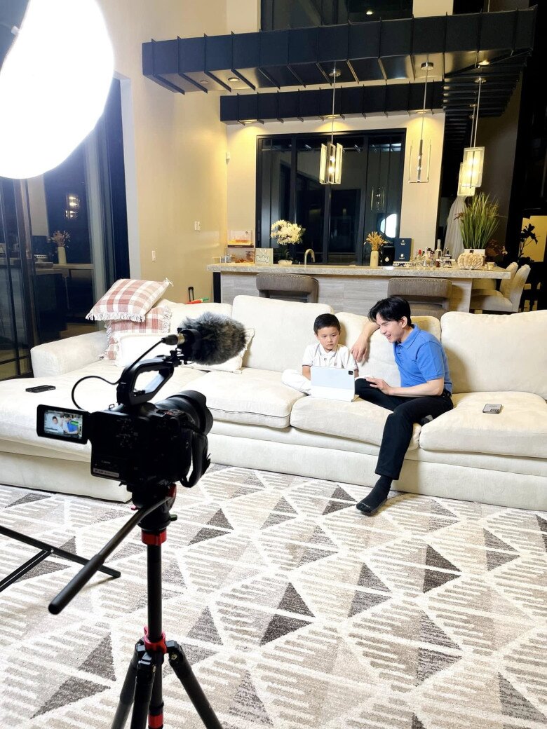 Con trai của Đan Trường "từ chối" nhà cao cửa rộng ở Mỹ, là thiếu gia "ngậm thìa vàng" nhưng vẫn rửa bát hàng ngày 4 Đan Trường cùng con trai trong căn biệt thự triệu đô.