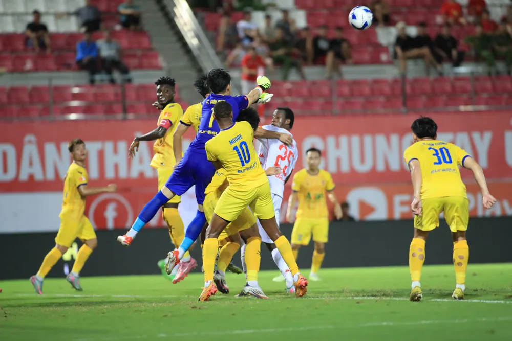 SL Nghệ An sớm có bàn thắng lại chơi hơn người vẫn bị gỡ hòa đáng tiếc. Ảnh: CCT. clb-cong-an-tp-hcm-tao-suc-nong-tren-duong-dua-vo-dich-v-league (4).jpg