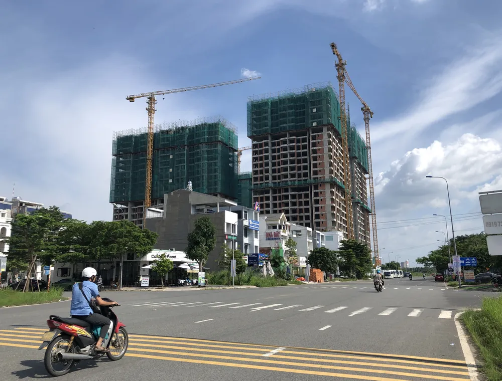 Tiền sử dụng đất cũng là 1 gánh nặng chi đầu tư dự án của doanh nghiệp. Ảnh: QH gia-nha-tang-cao-bat-dong-san4.JPG