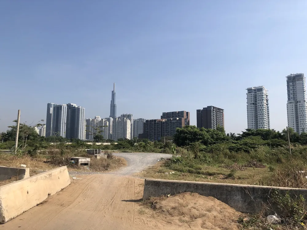 Vướng mắc thủ tục pháp lý kéo dài khiến nhiều dự án đứng hình, nguồn cung khan hiếm, đẩy giá nhà tăng cao. Ảnh: QH bat-dong-san-tp-thu-duc1.JPG