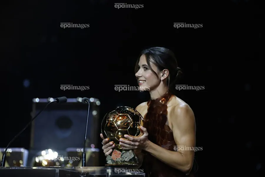 Aitana Bonmati cực kỳ xinh đẹp nhận quả bóng vàng nữ. ẢNH: EPA qua-bong-vang.jpg