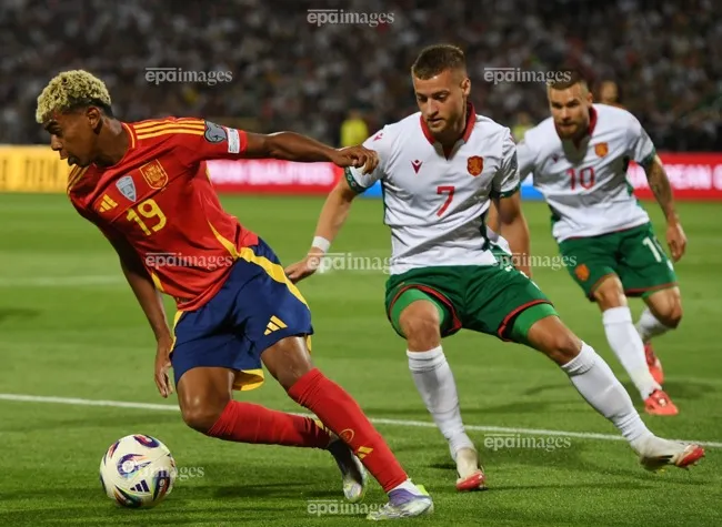 Ngôi sao trẻ người Tây Ban Nha tỏa sáng trong mùa giải vừa qua. Ảnh: EPA. yamal-di-vao-lich-su-o-giai-thuong-qua-bong-vang (1).jpg