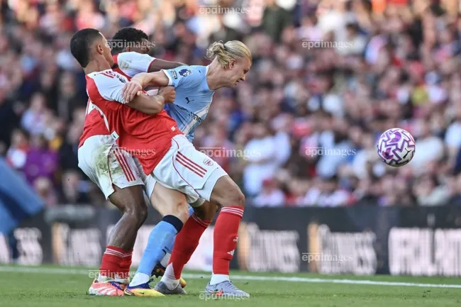 Haaland ghi bàn thắng vào lưới Arsenal nhưng cuối cùng Man City bị bắt kịp trong thời gian bù giờ. Ảnh: EPA. hlv-pep-guardiola-va-con-dao-2-luoi-o-man-city (4).jpg