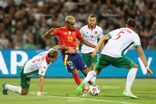 Tiểu tướng Yamal có một mùa bóng nổi bật trong màu áo Tây Ban Nha lẫn CLB Barcelona. Ảnh: EPA. ly-do-ung-vien-so-1-dembele-vang-mat-o-gala-trao-giai-qua-bong-vang (4).jpg