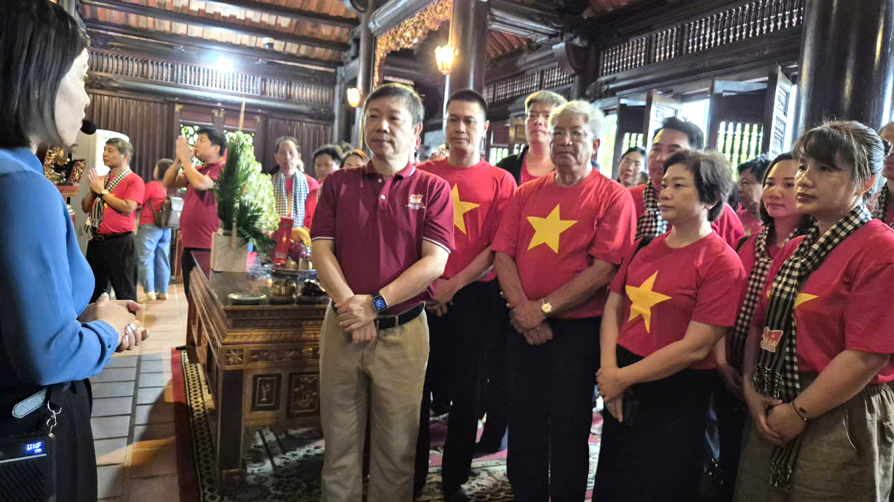 Lễ chào cờ xúc động của đại biểu trí thức TP.HCM ở Tân Trào - Ảnh 4.